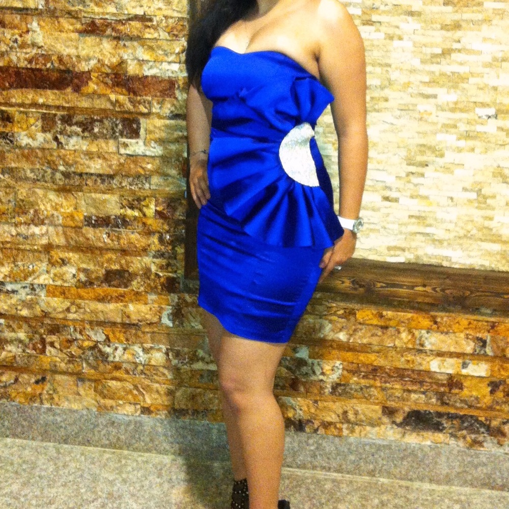 Cocktail dress with removable straps
